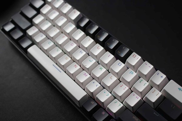 comment choisir le bon clavier ergonomique pour prévenir les blessures liées à la frappe